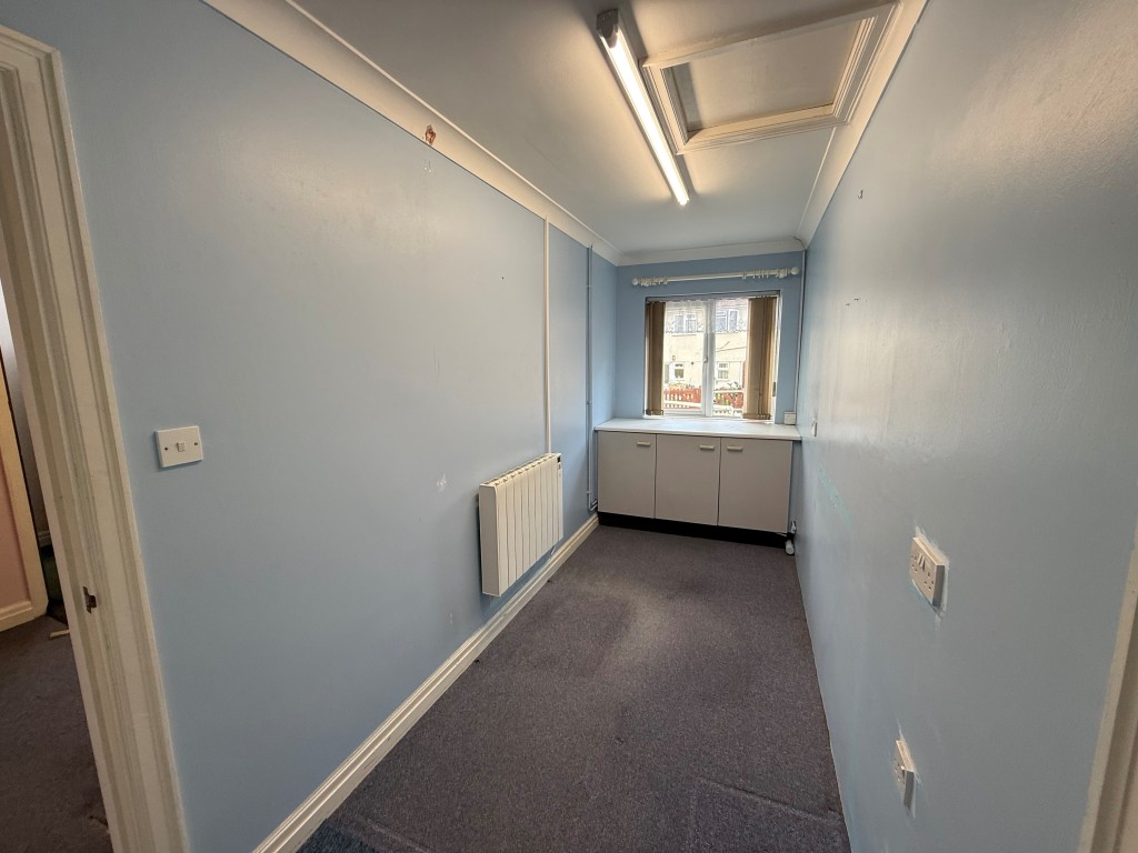 Lot: 6 - INVESTMENT OPPORTUNITY IN TOWN CENTRE LOCATION WITH OFF ROAD PARKING - Carpeted utility room with cupboards and window